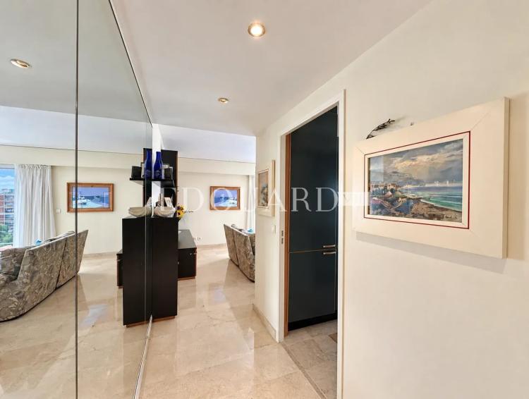 En exclusivité trois pièces avec vaste terrasse, splendide vue mer et double garage, dans immeuble de standing