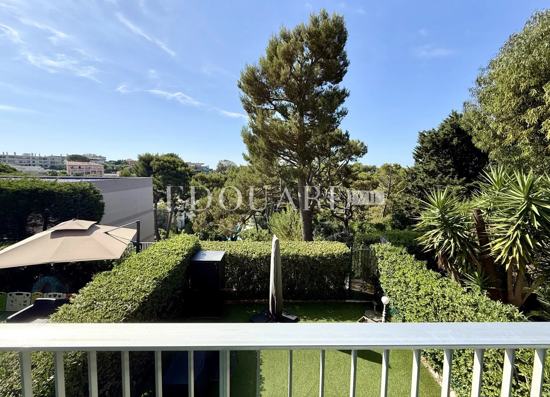 Dans prestigieux immeuble sur le Plateau du Cap, à vendre élégant deux pièces avec terrasse et cave