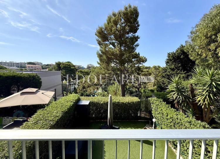 Dans prestigieux immeuble sur le Plateau du Cap, à vendre élégant deux pièces avec terrasse et cave