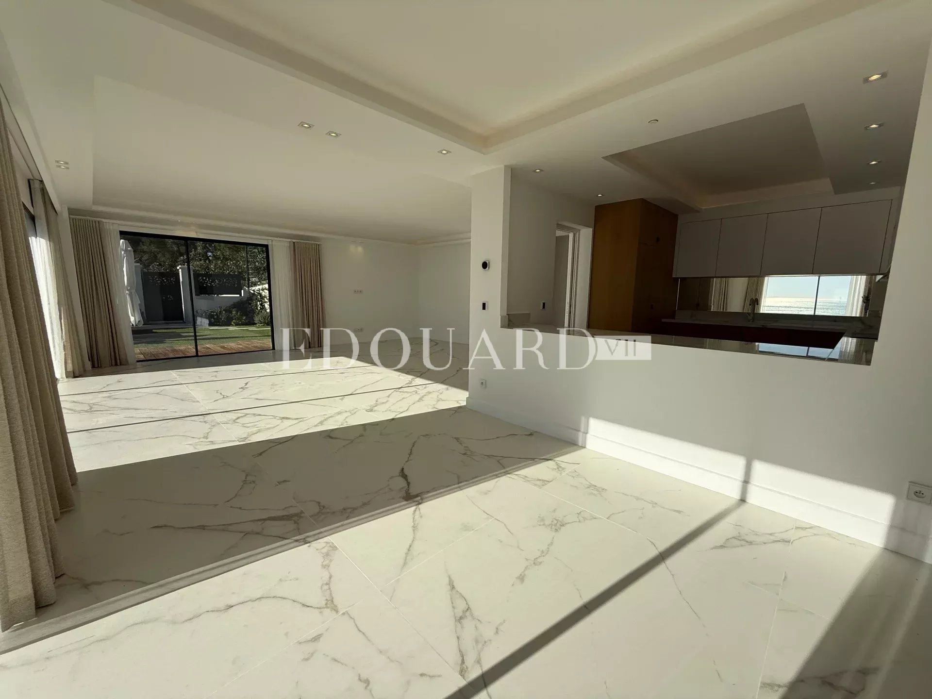 Villa entièrement rénovée avec grandes terrasses, superbe vue mer panoramique et piscine