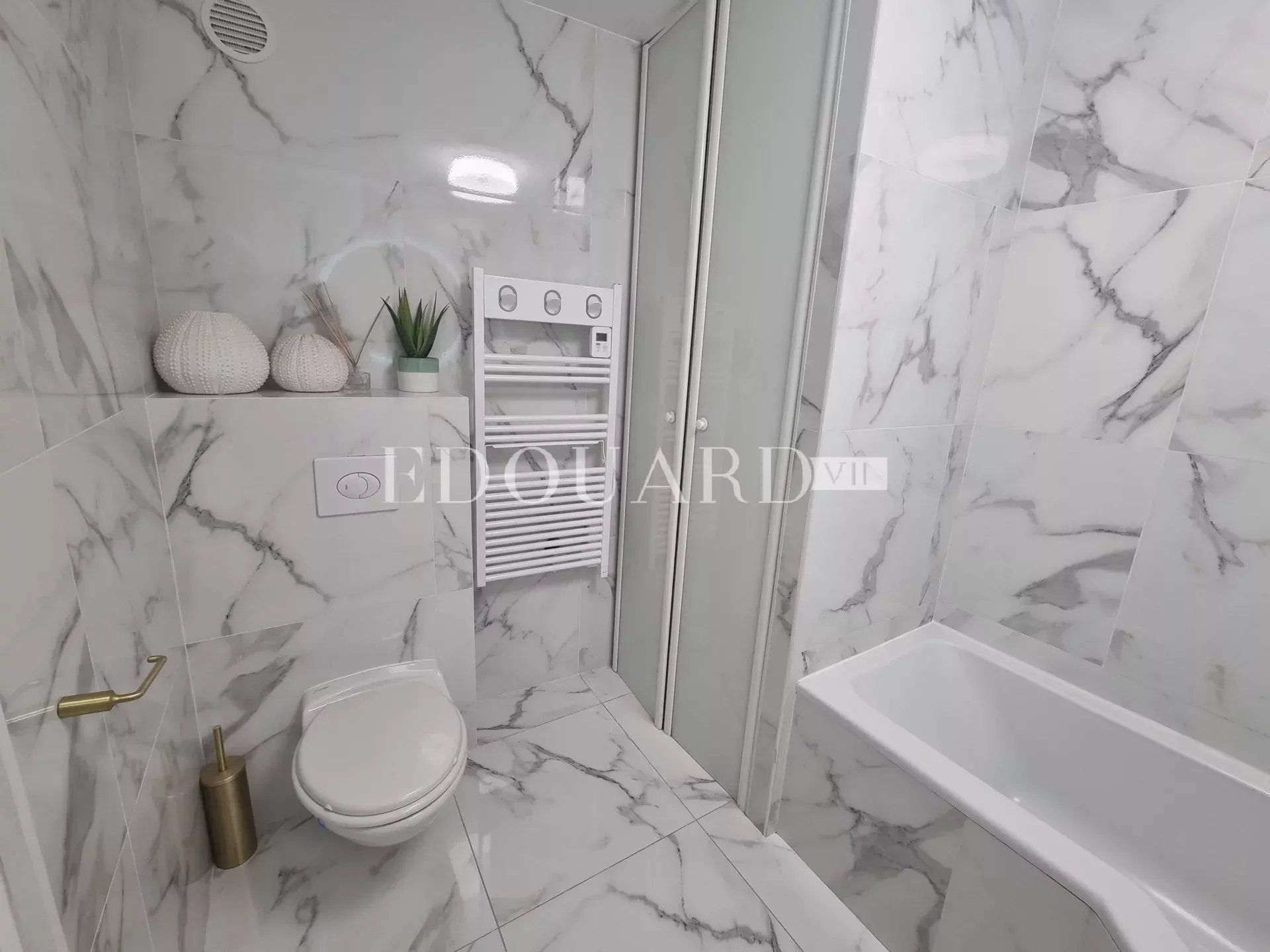 En exclusivité splendide quatre pièces traversant, entièrement rénové avec terrasse et possibilité garage