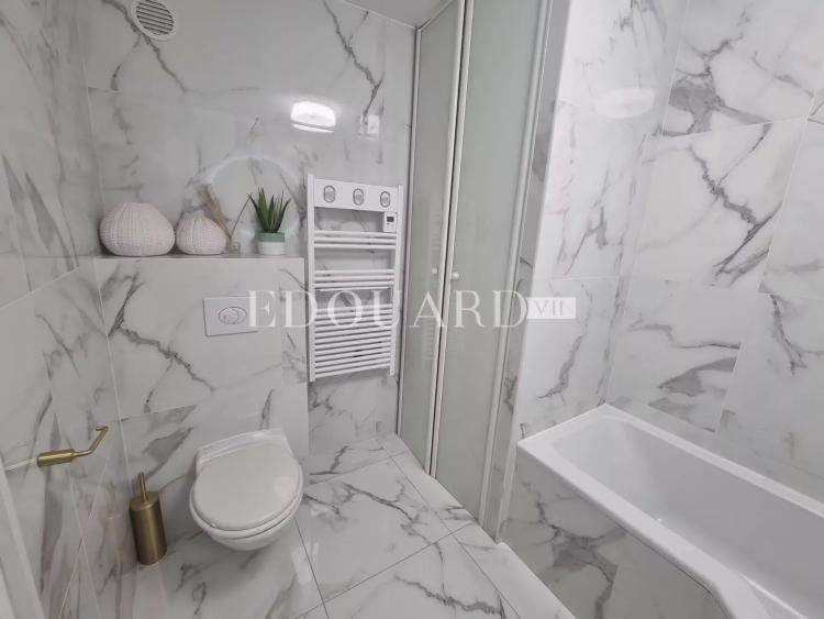 En exclusivité splendide quatre pièces traversant, entièrement rénové avec terrasse et possibilité garage