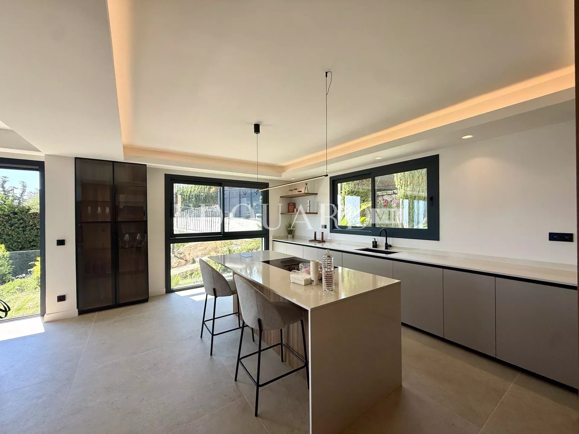 Somptueuse villa complètement rénovée avec piscine chauffée et splendide vue mer panoramique