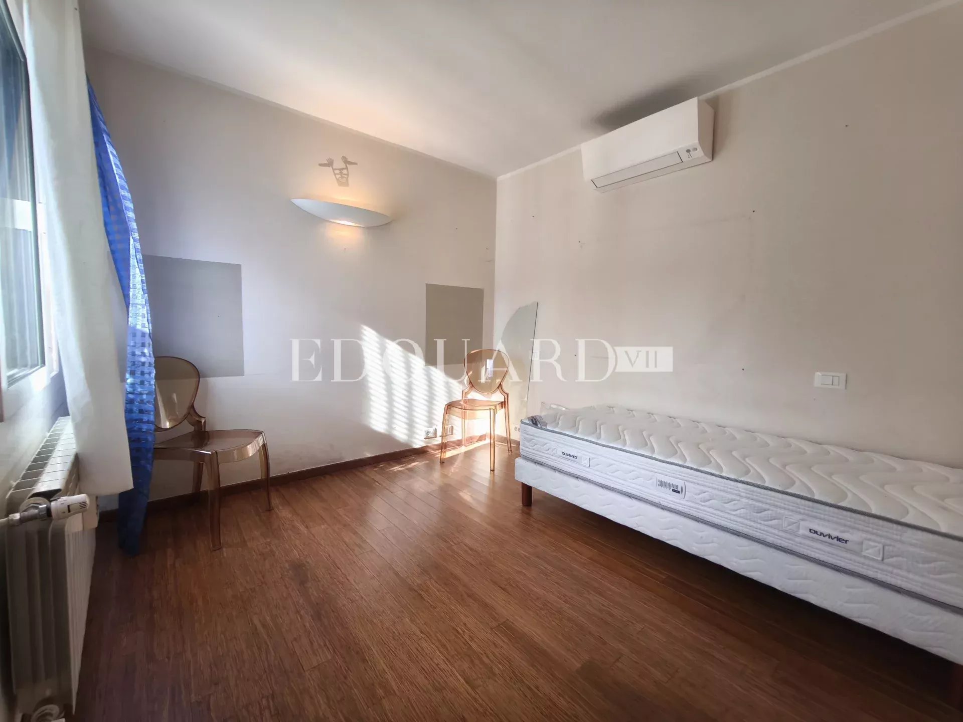 Villa indépendante à vendre, en excellent état avec piscine, jardin plat et vaste parking extérieur