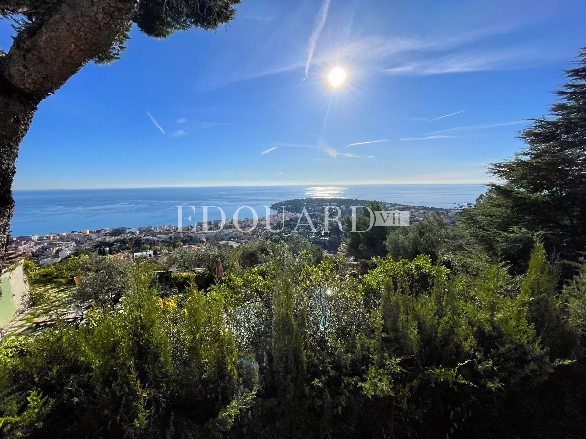Villa entièrement rénovée avec grandes terrasses, superbe vue mer panoramique et piscine