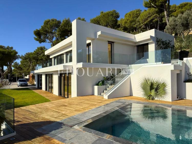 Villa entièrement rénovée avec grandes terrasses, superbe vue mer panoramique et piscine