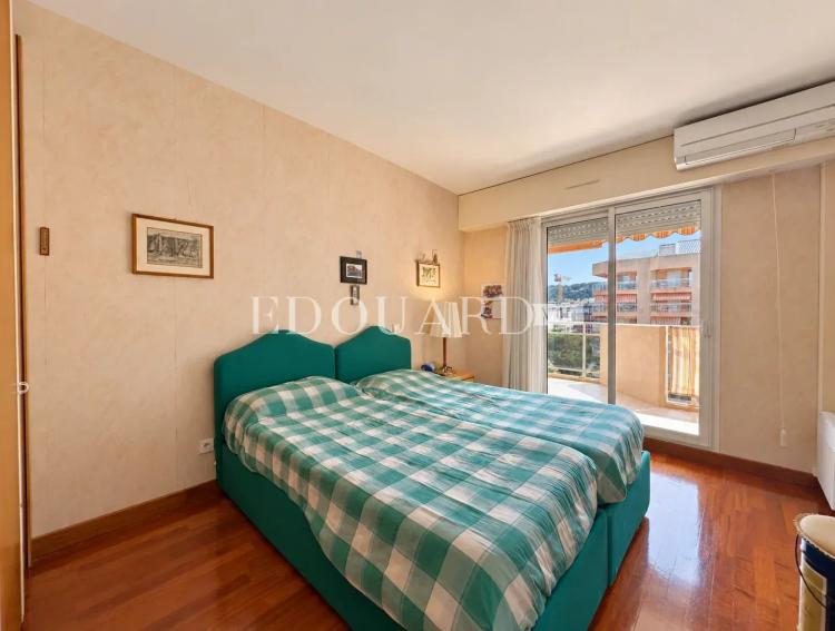 En exclusivité trois pièces avec vaste terrasse, splendide vue mer et double garage, dans immeuble de standing