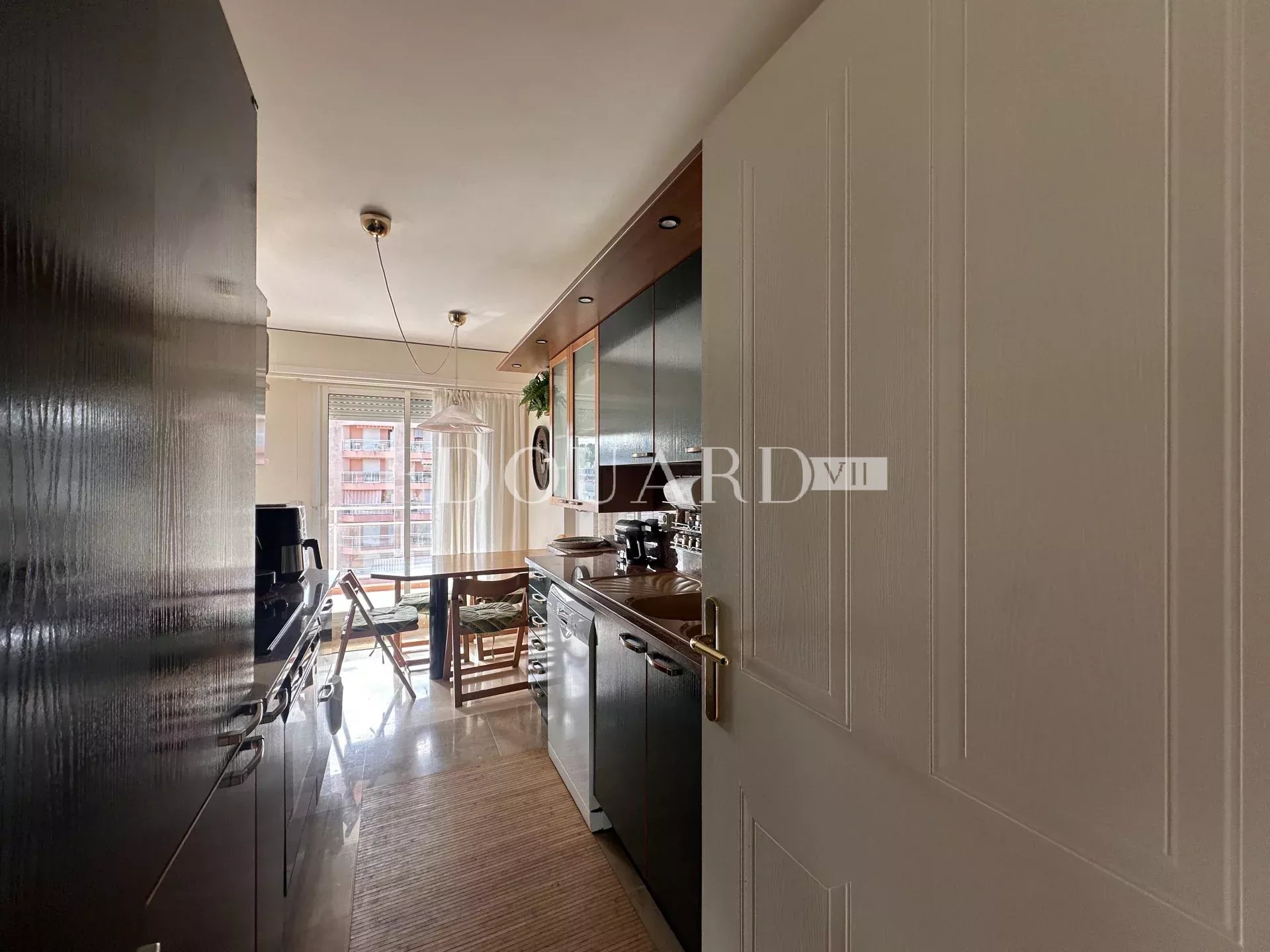 En exclusivité trois pièces avec vaste terrasse, splendide vue mer et double garage, dans immeuble de standing