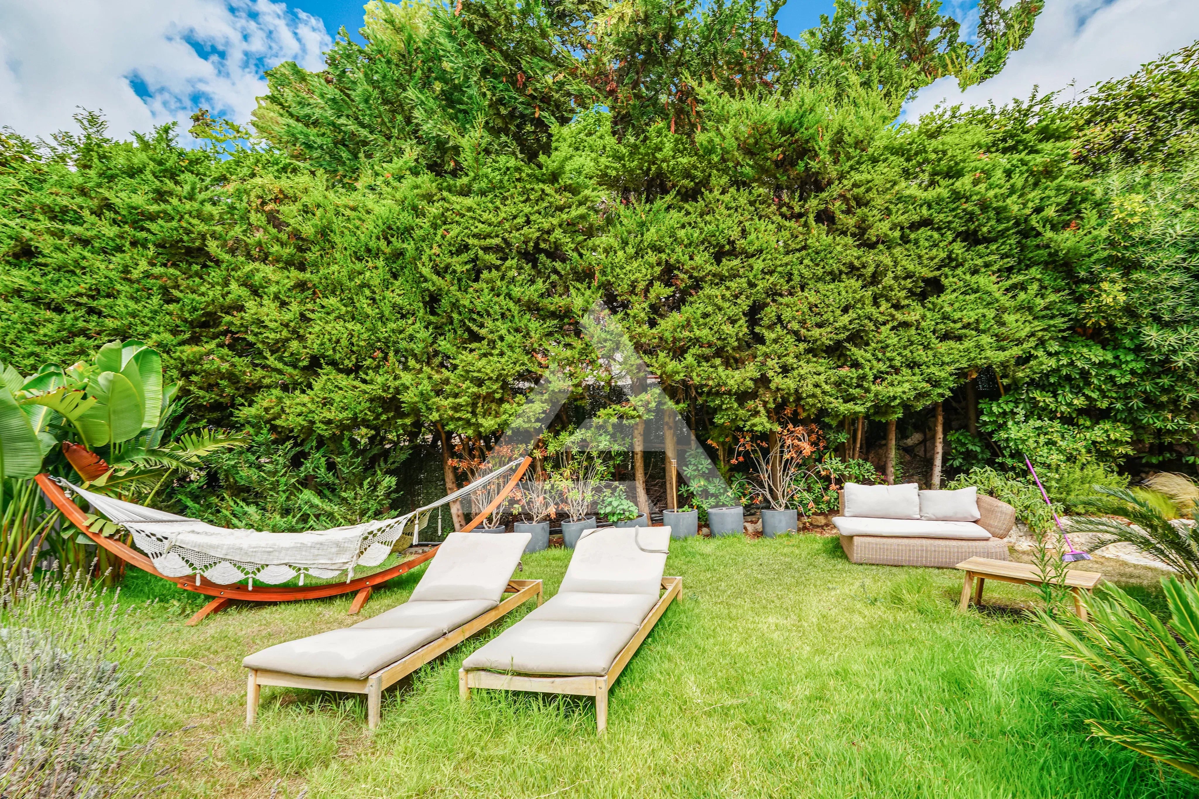 ROQUEBRUNE CAP MARTIN - APPARTEMENT 3 PIÈCES - PISCINE & JARDIN PRIVATIF