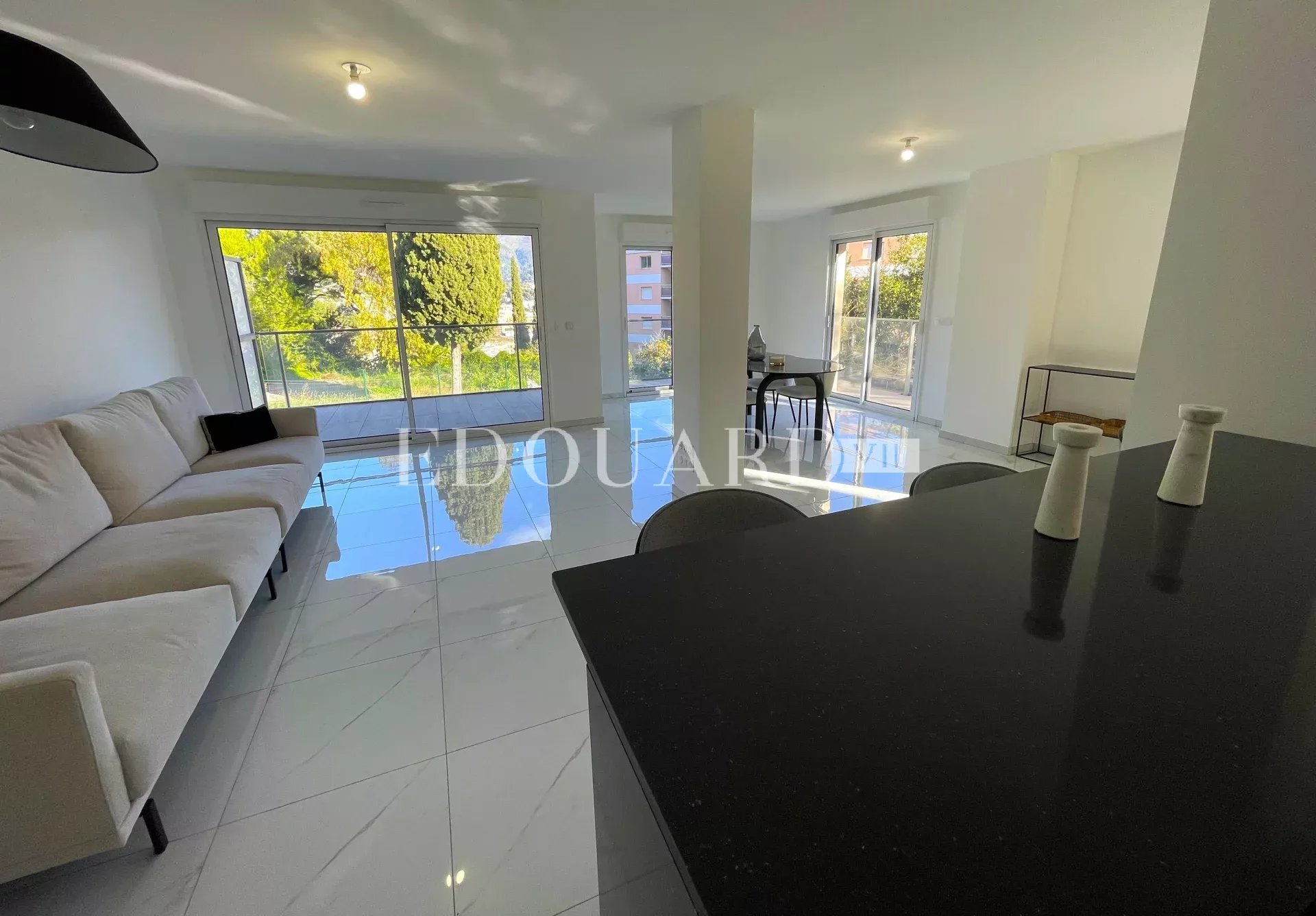 Dans un immeuble neuf, à vendre vaste trois pièces avec belle vue dégagée, terrasse et jardin