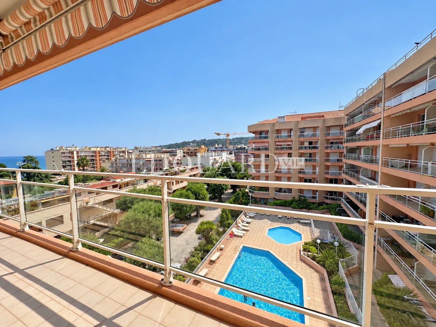 En exclusivité trois pièces avec vaste terrasse, splendide vue mer et double garage, dans immeuble de standing
