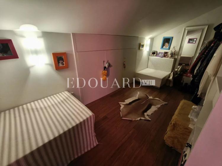 Villa indépendante à vendre, en excellent état avec piscine, jardin plat et vaste parking extérieur