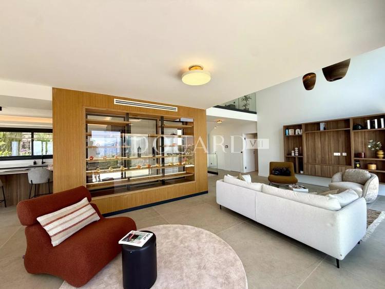 Somptueuse villa complètement rénovée avec piscine chauffée et splendide vue mer panoramique