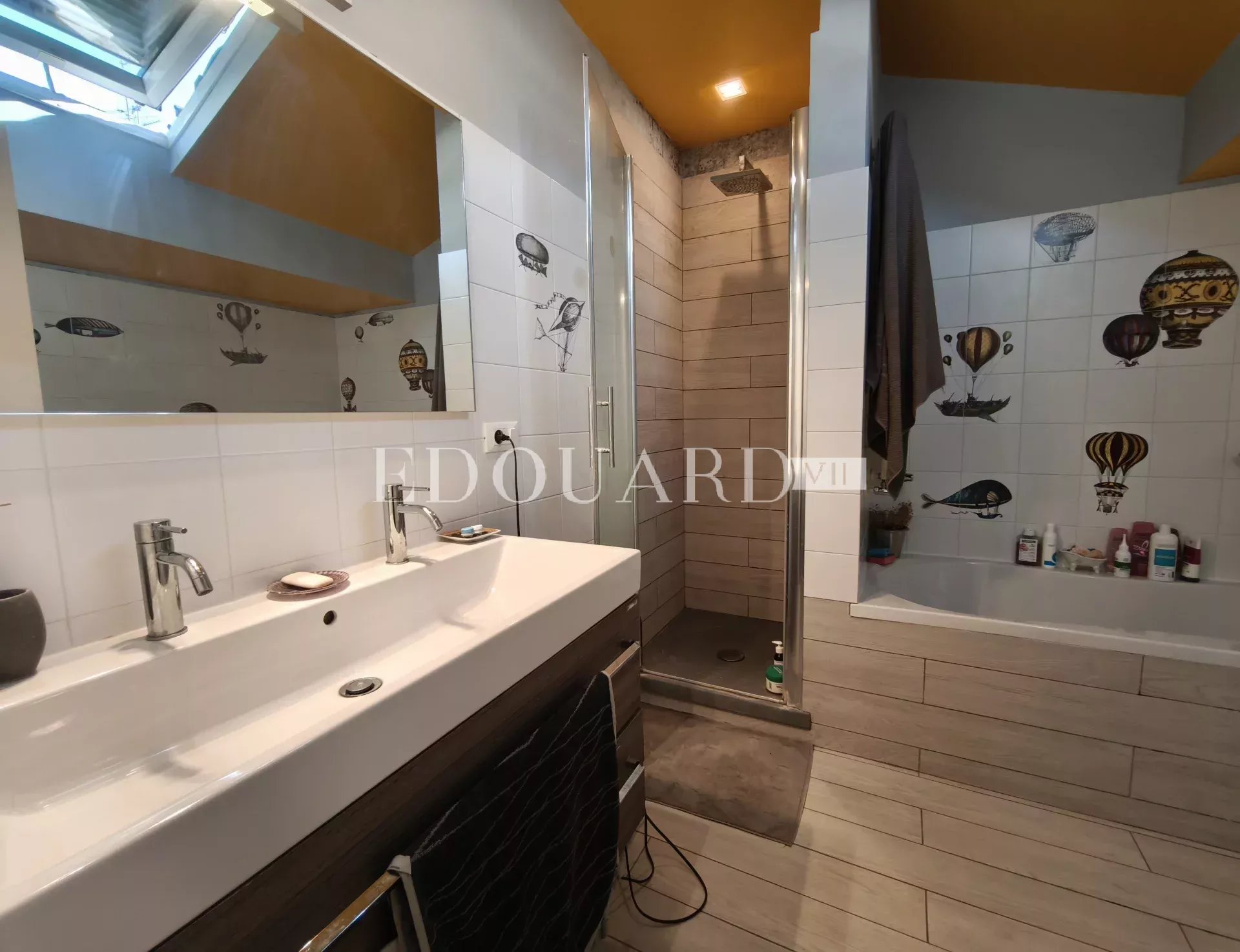Villa indépendante à vendre, en excellent état avec piscine, jardin plat et vaste parking extérieur