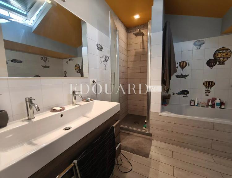 Villa indépendante à vendre, en excellent état avec piscine, jardin plat et vaste parking extérieur