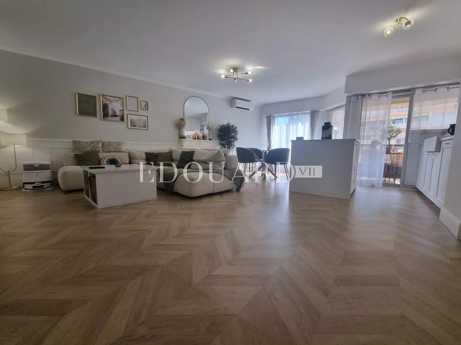 En exclusivité splendide quatre pièces traversant, entièrement rénové avec terrasse et possibilité garage