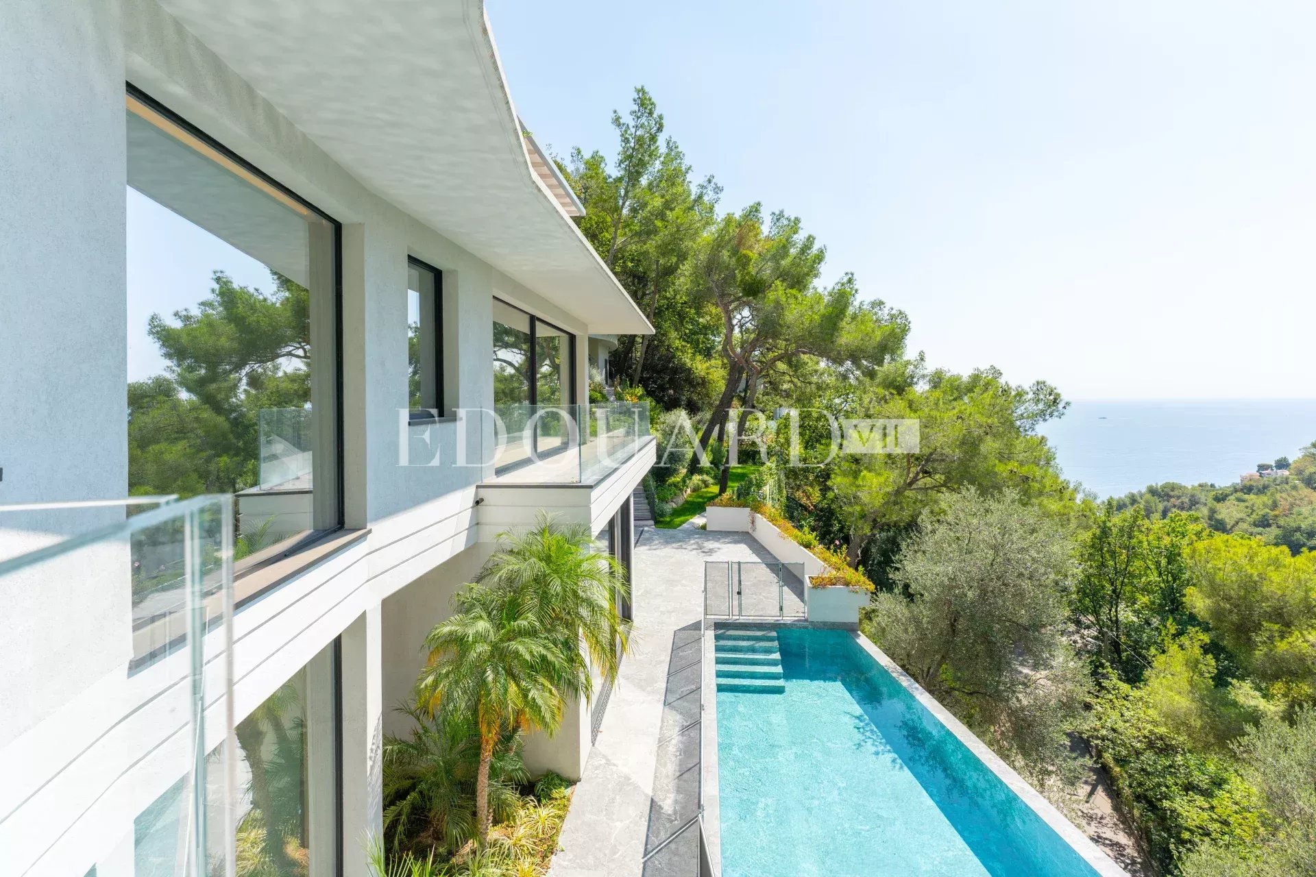En exclusivité villa neuve avec domotique, ascenseur, grandes terrasses, piscine à débordement et belle vue mer