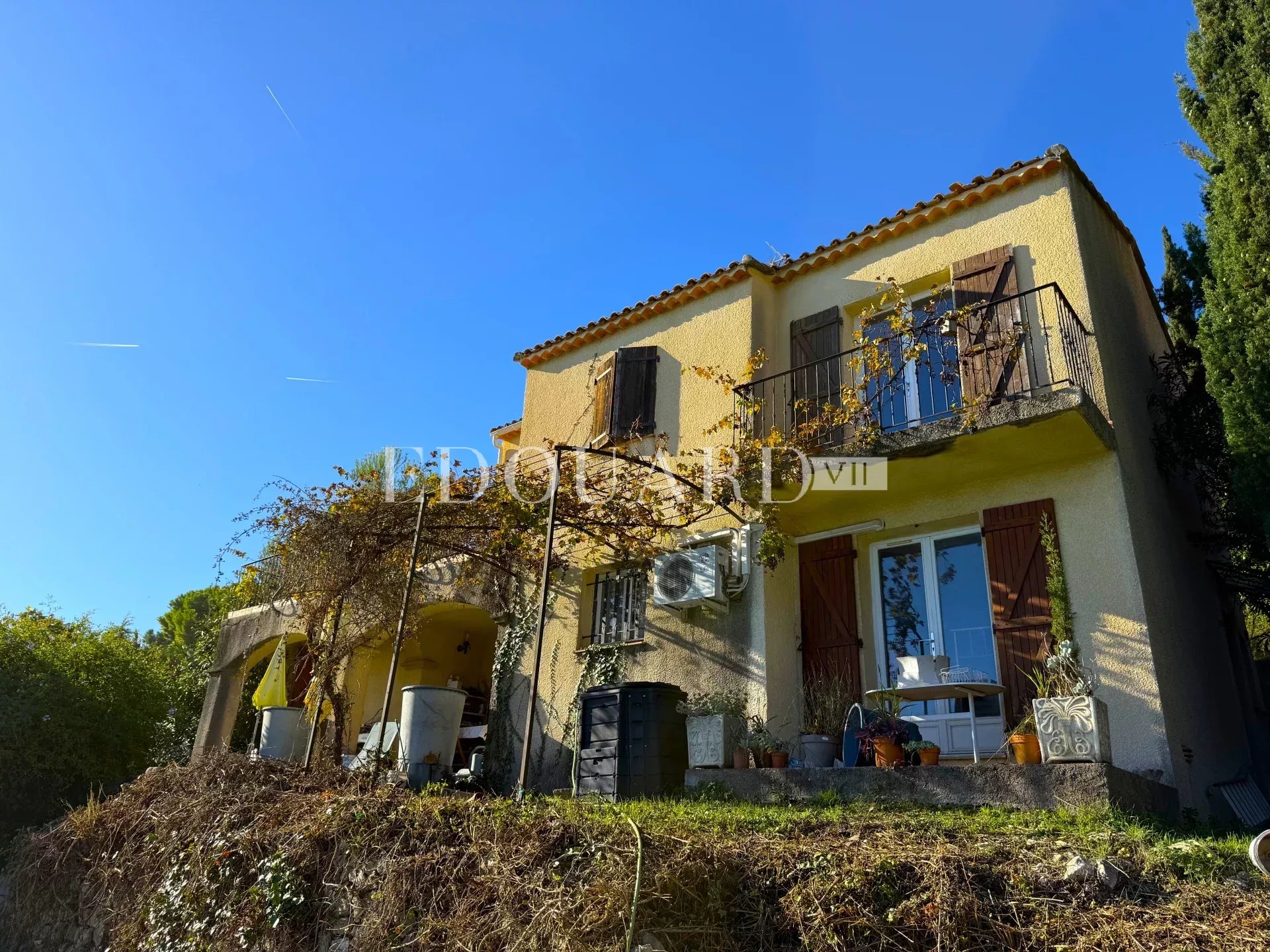 Villa à rénover avec piscine et vue panoramique exceptionnelle sur la mer jusqu'aux côtes italiennes