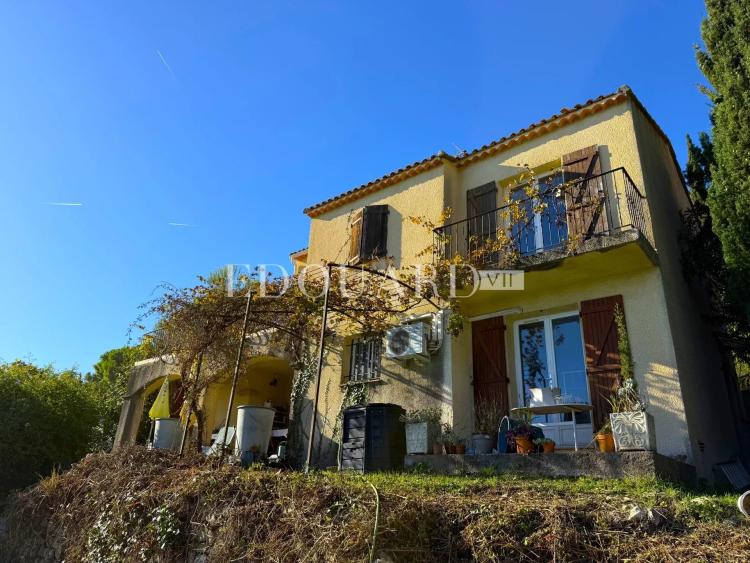 Villa à rénover avec piscine et vue panoramique exceptionnelle sur la mer jusqu'aux côtes italiennes