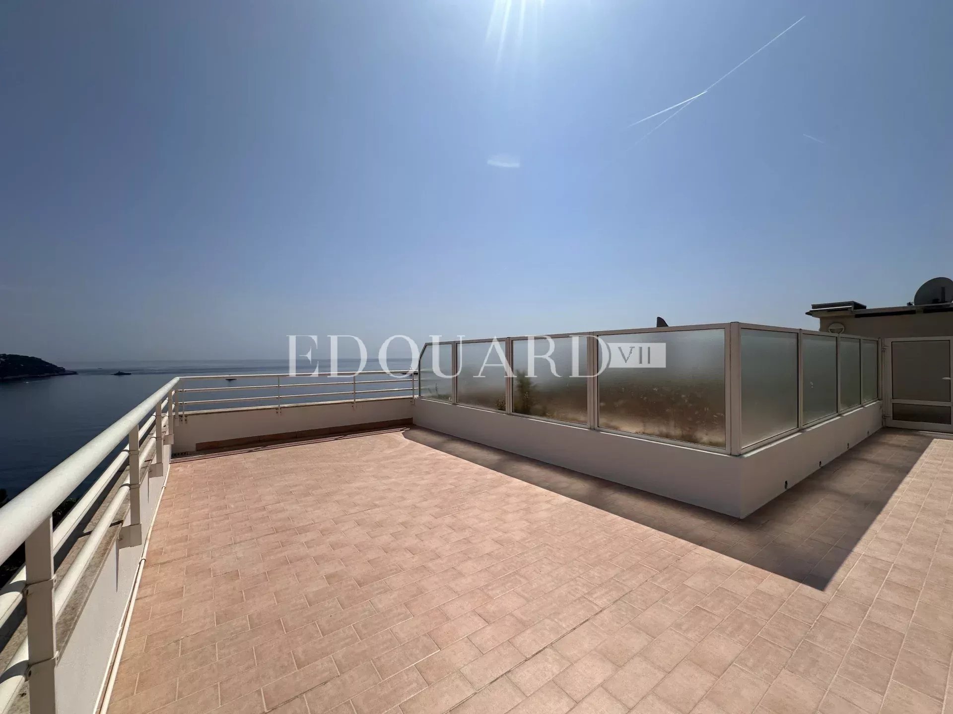 En exclusivité deux pièces avec terrasse, magnifique vue mer, spectaculaire solarium, spacieux parking