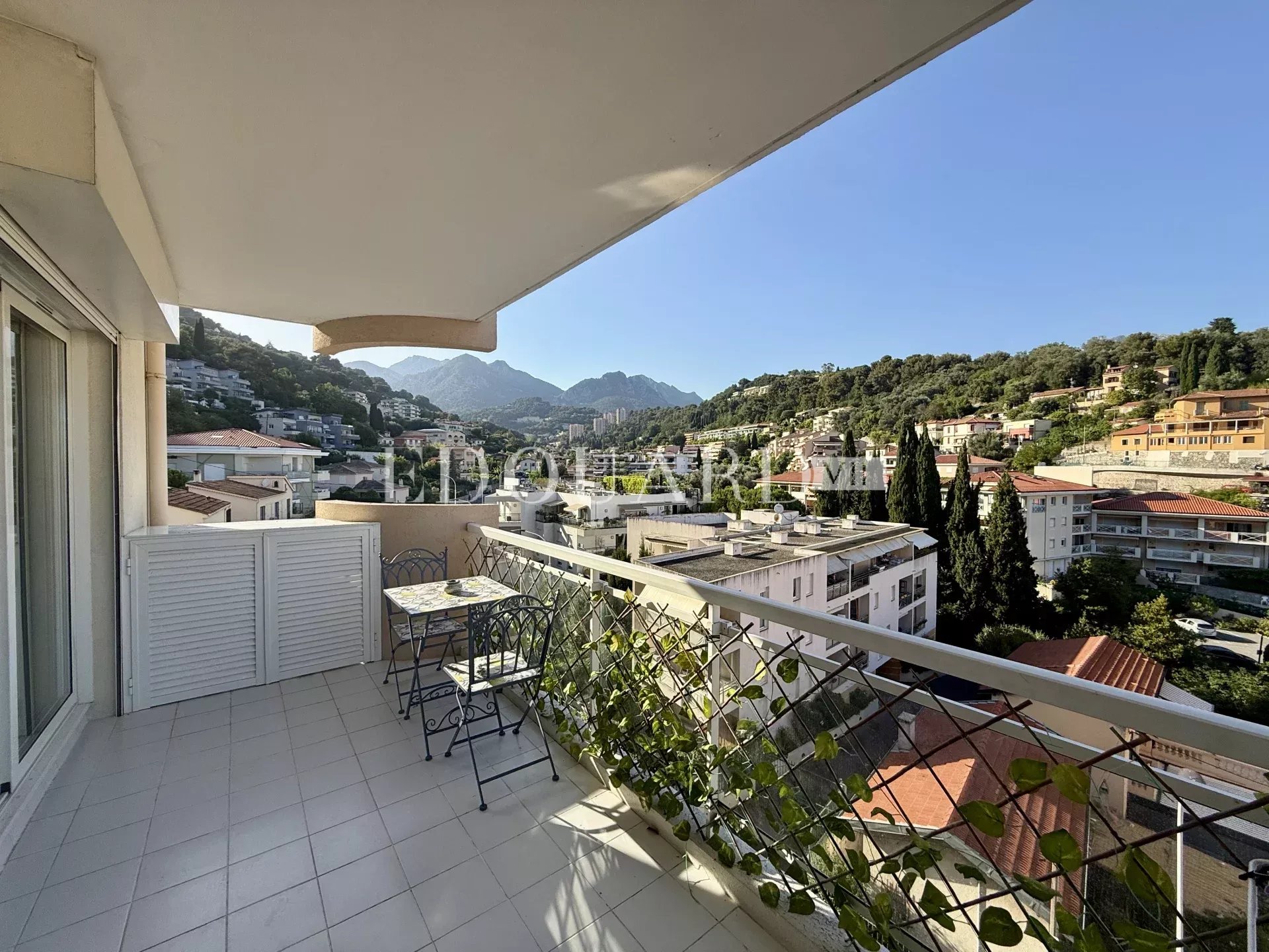 Sur la commune de Roquebrune Cap Martin, trois pièces avec terrasse, belle vue dégagée et grand garage