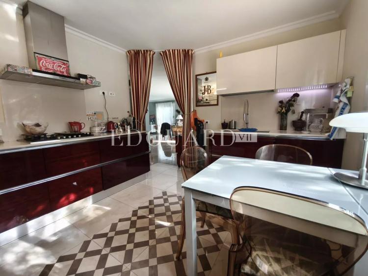 Villa indépendante à vendre, en excellent état avec piscine, jardin plat et vaste parking extérieur