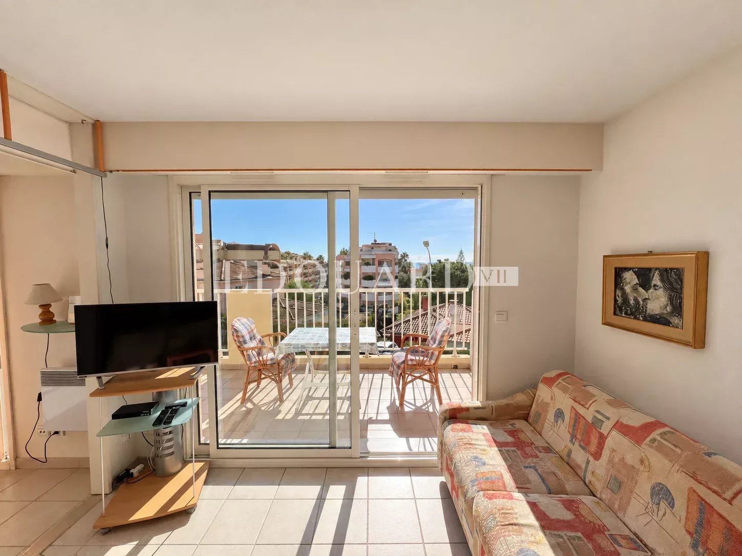 En exclusivité deux pièces en dernier étage avec spacieuse terrasse, cave et parking, à quelques pas des plages