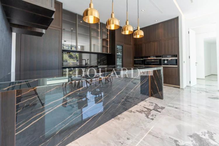 En exclusivité villa neuve avec domotique, ascenseur, grandes terrasses, piscine à débordement et belle vue mer