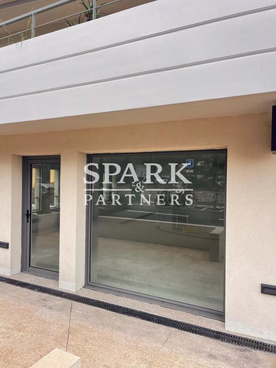 Roquebrune Cap Martin - Local commercial neuf avec vitrines