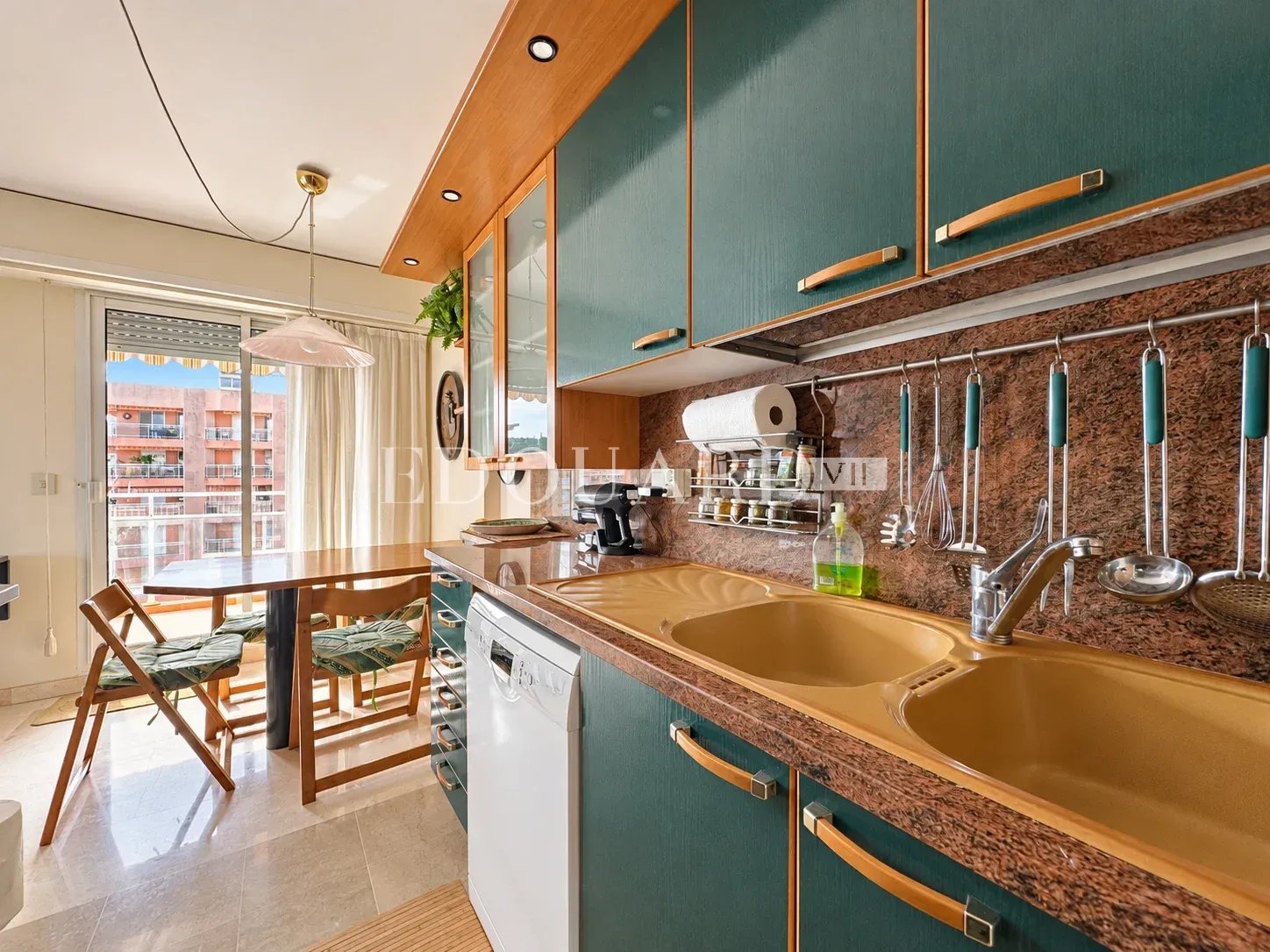 En exclusivité trois pièces avec vaste terrasse, splendide vue mer et double garage, dans immeuble de standing