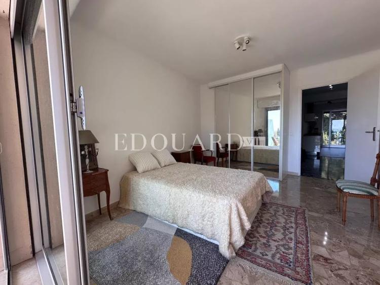 Beau trois pièces traversant à vendre avec terrasse et cave, dans le renommé quartier du Golfe Bleu