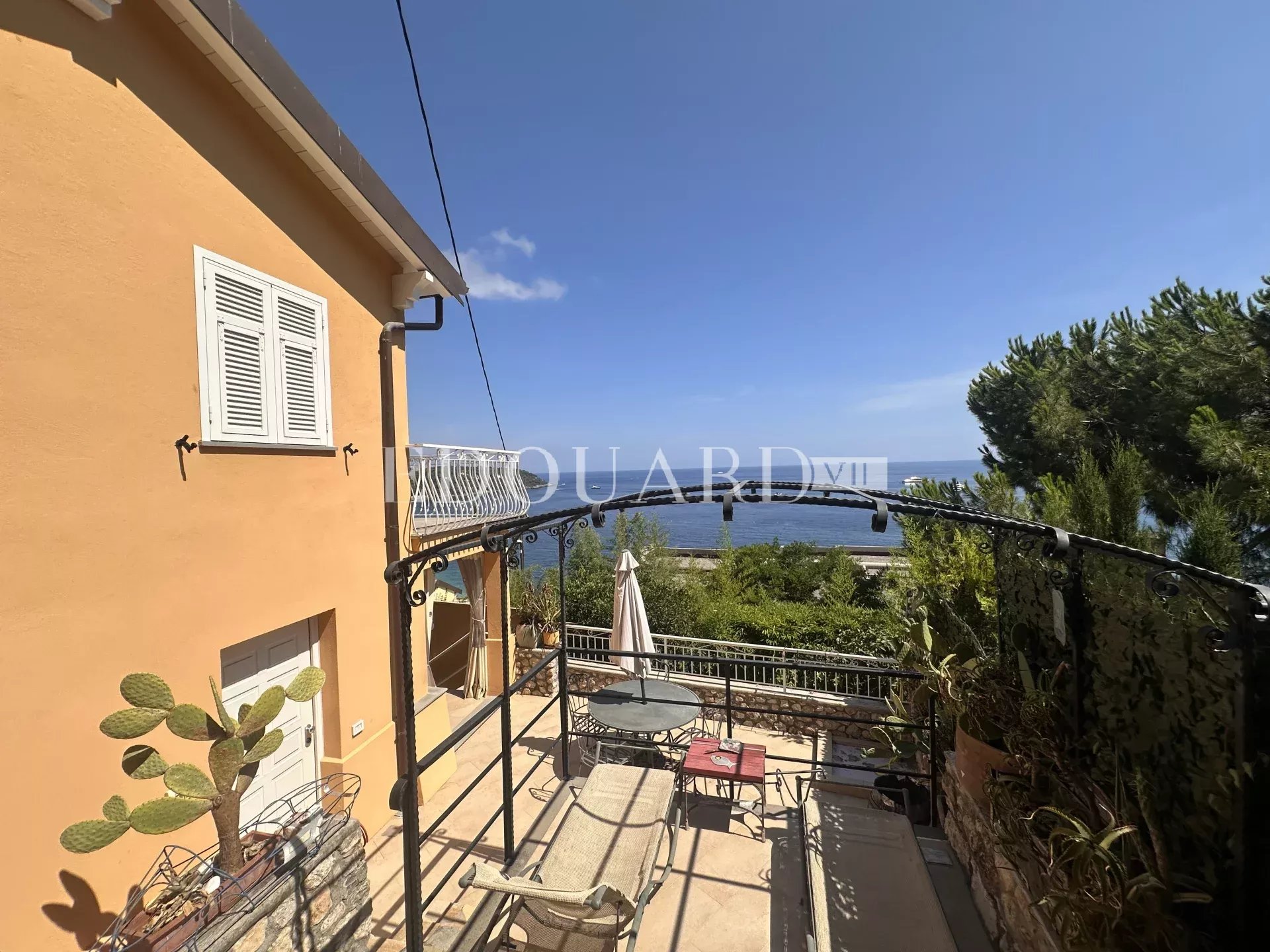 En exclusivité jolie villa rénovée avec deux terrasses, jardin, magnifique vue mer et deux parkings