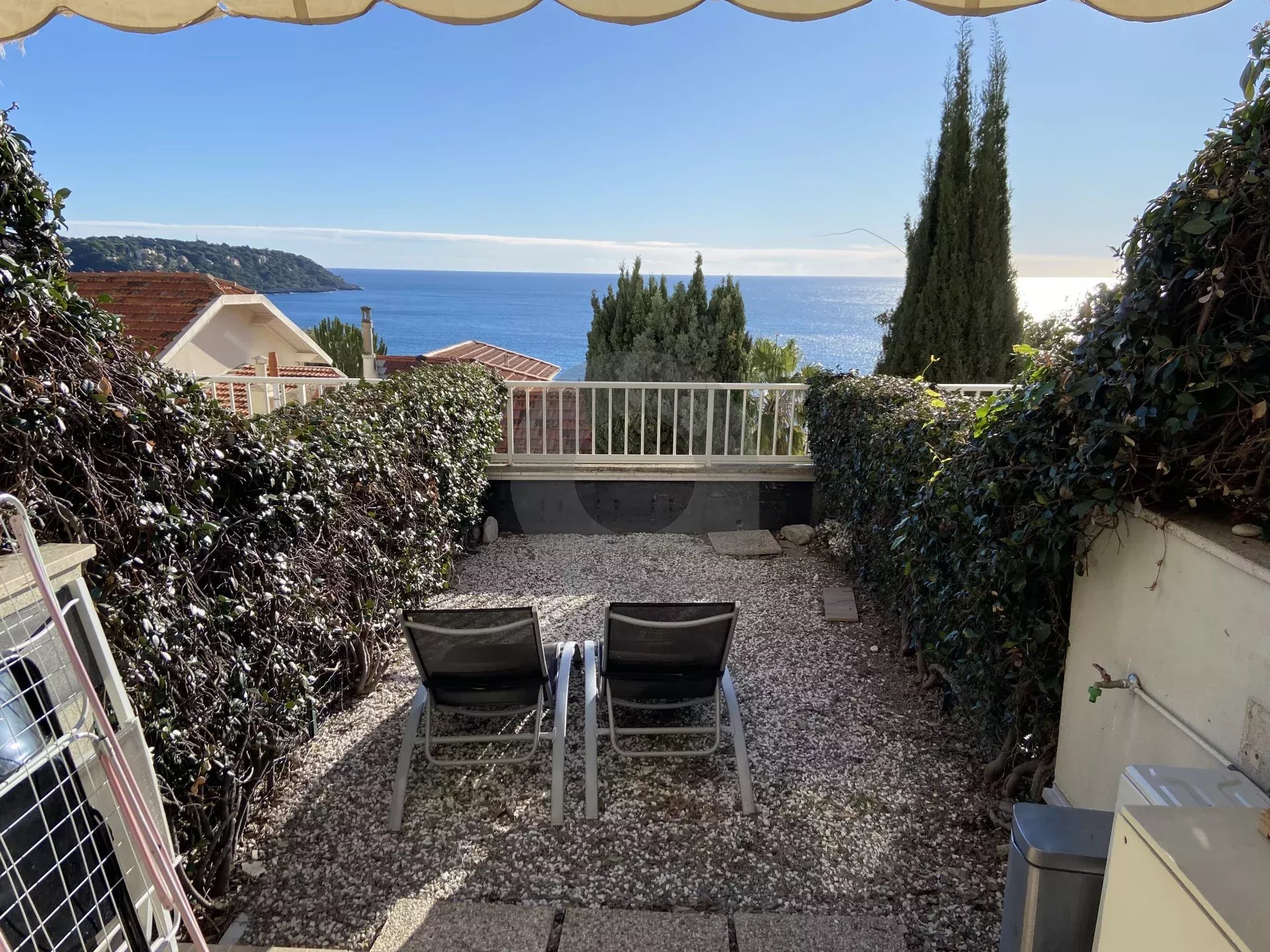 ROQUEBRUNE SECTEUR CABBE - STUDIO TERRASSE VUE MER - PISCINE