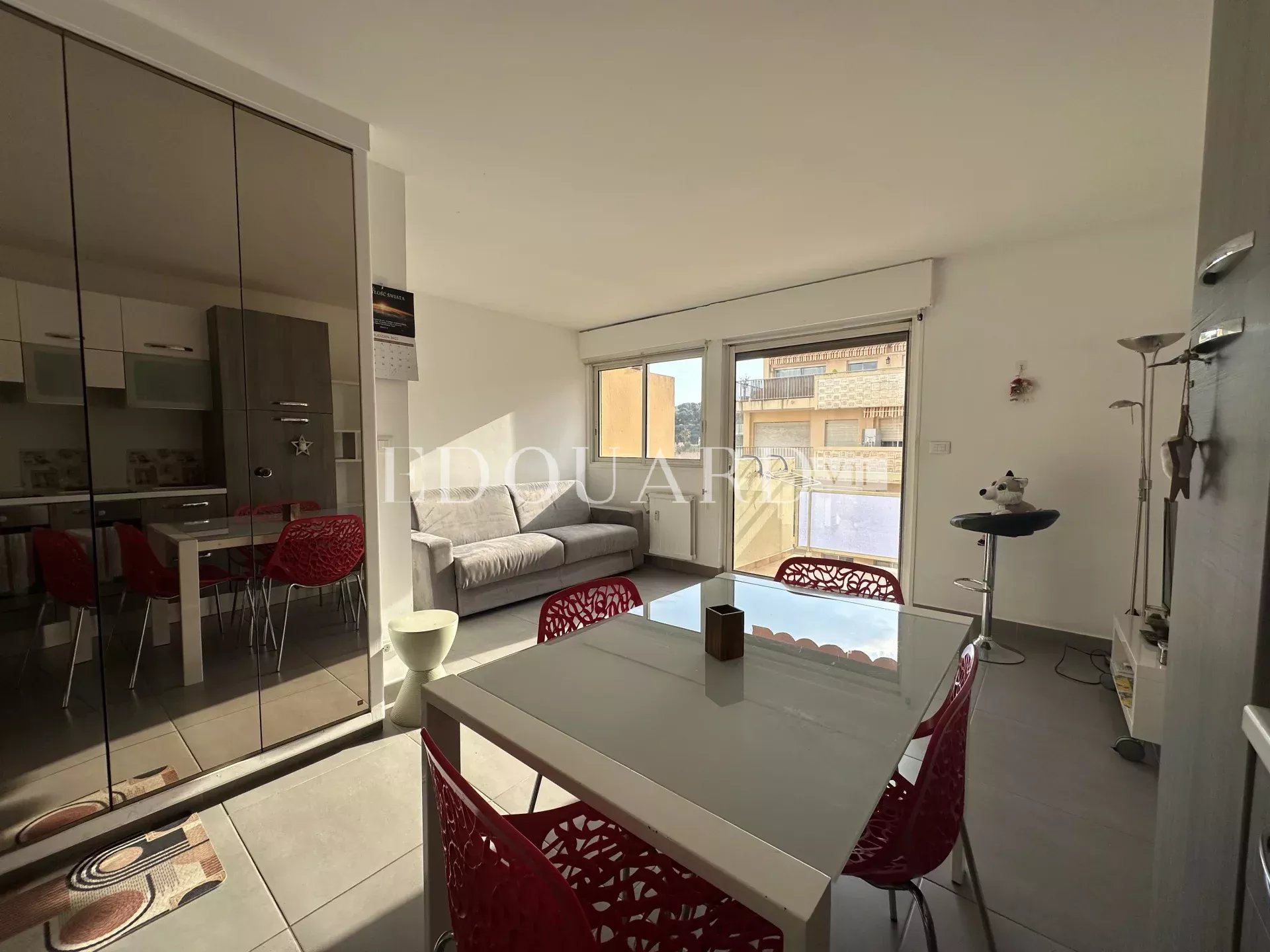 En exclusivité charmant studio finement rénové avec  balcon, vue mer latérale et possibilité garage