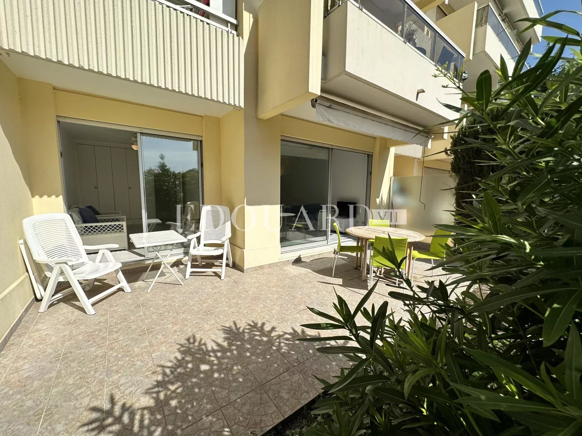 En exclusivité deux pièces traversant avec terrasse couverte, grand jardin, cave et garage