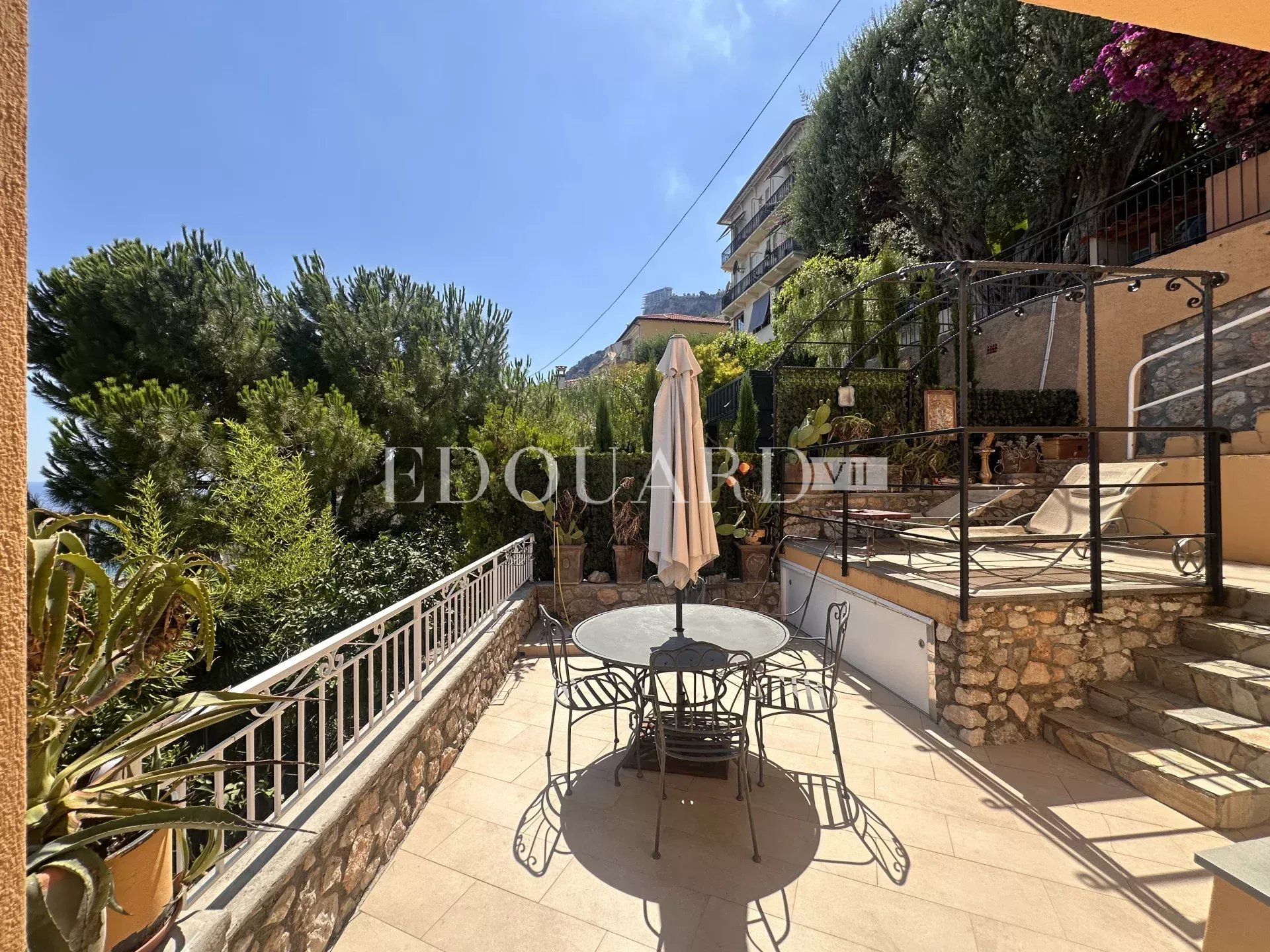 En exclusivité trois pièces avec vaste terrasse, belle vue mer panoramique et parking privatif