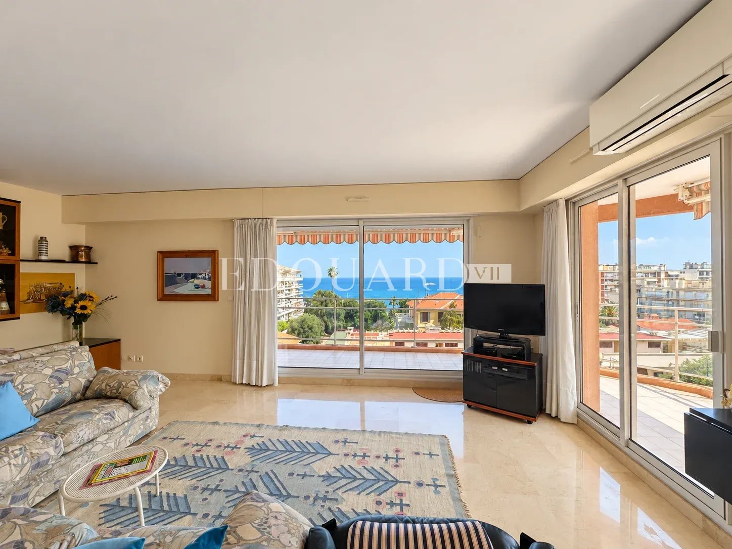 En exclusivité trois pièces avec vaste terrasse, splendide vue mer et double garage, dans immeuble de standing