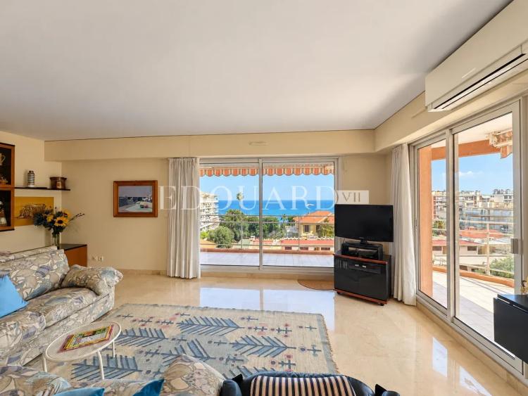 En exclusivité trois pièces avec vaste terrasse, splendide vue mer et double garage, dans immeuble de standing
