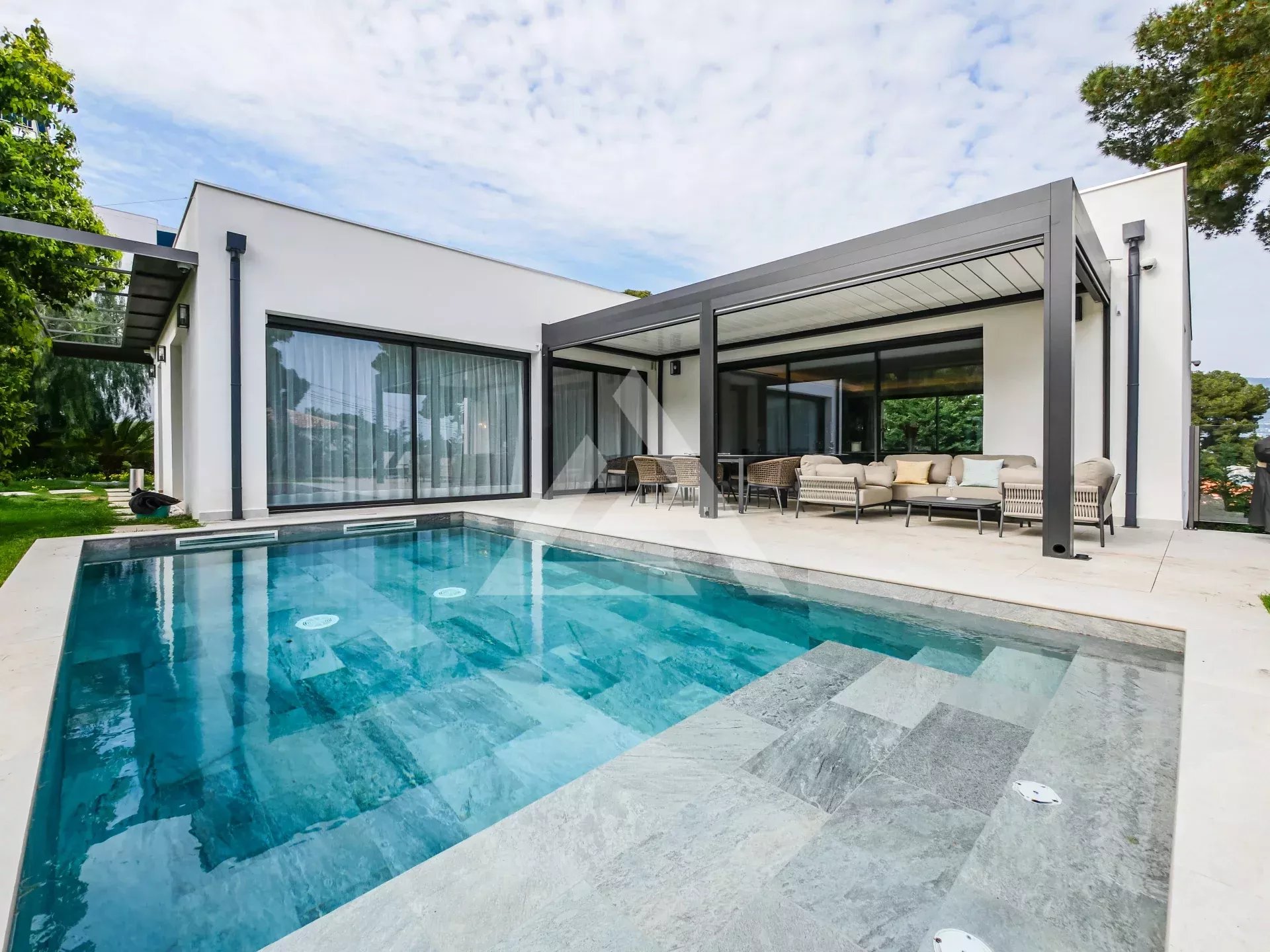 CAP MARTIN - VILLA CONTEMPORAINE - SECTEUR PRISÉ