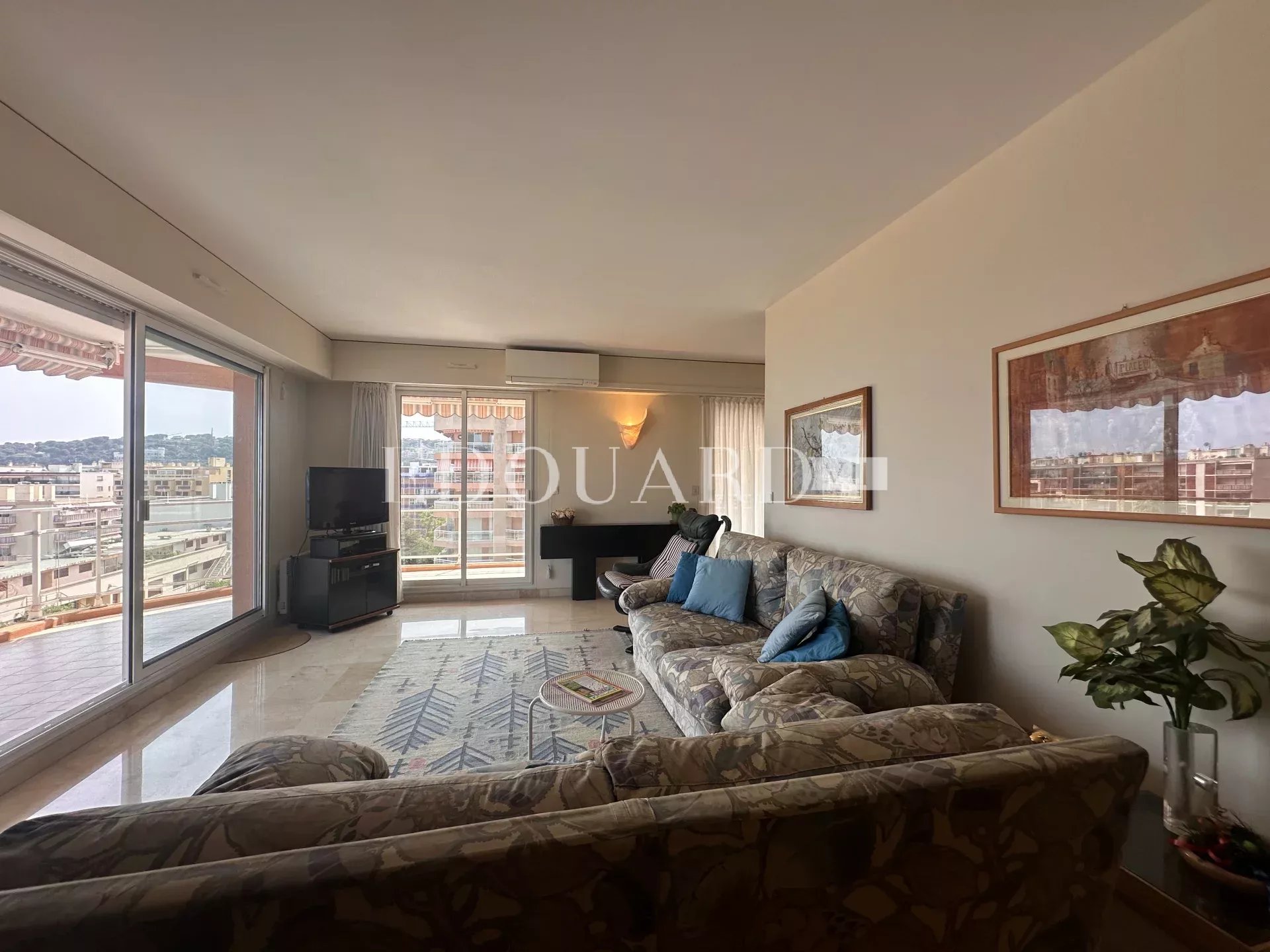 En exclusivité trois pièces avec vaste terrasse, splendide vue mer et double garage, dans immeuble de standing