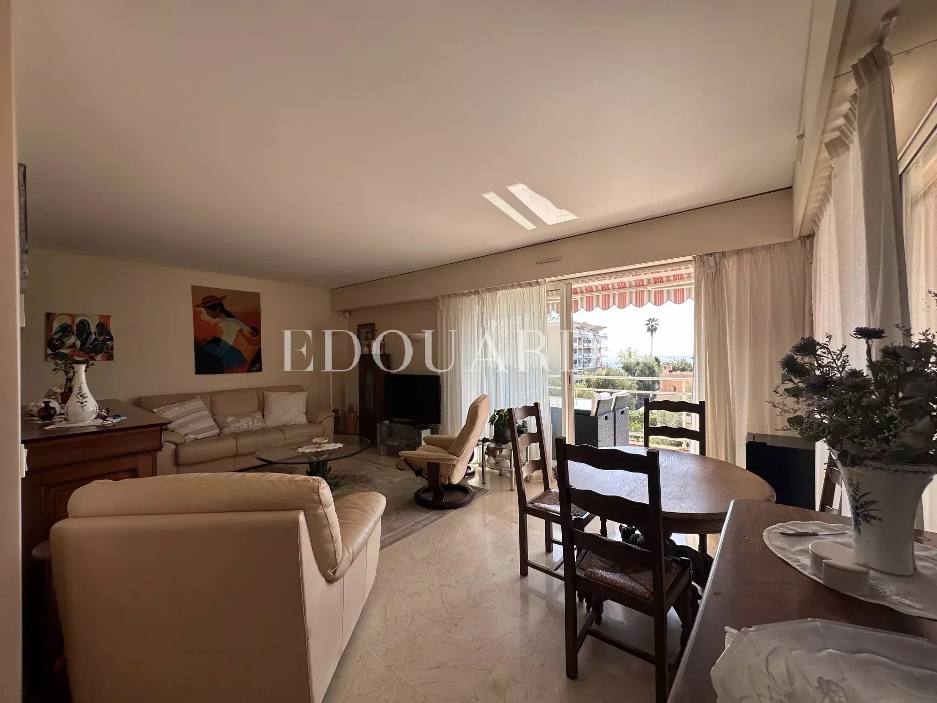 Dans immeuble de standing avec piscine, en exclusivité trois pièces avec vaste terrasse et garage