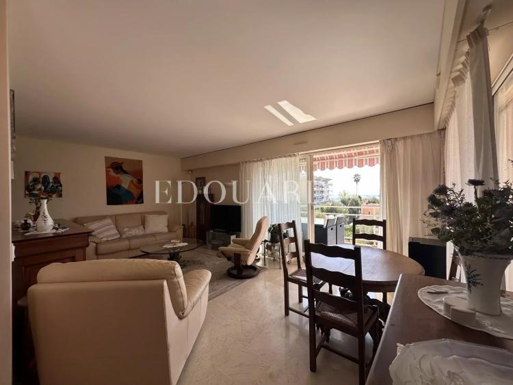 Dans immeuble de standing avec piscine, en exclusivité trois pièces avec vaste terrasse et garage