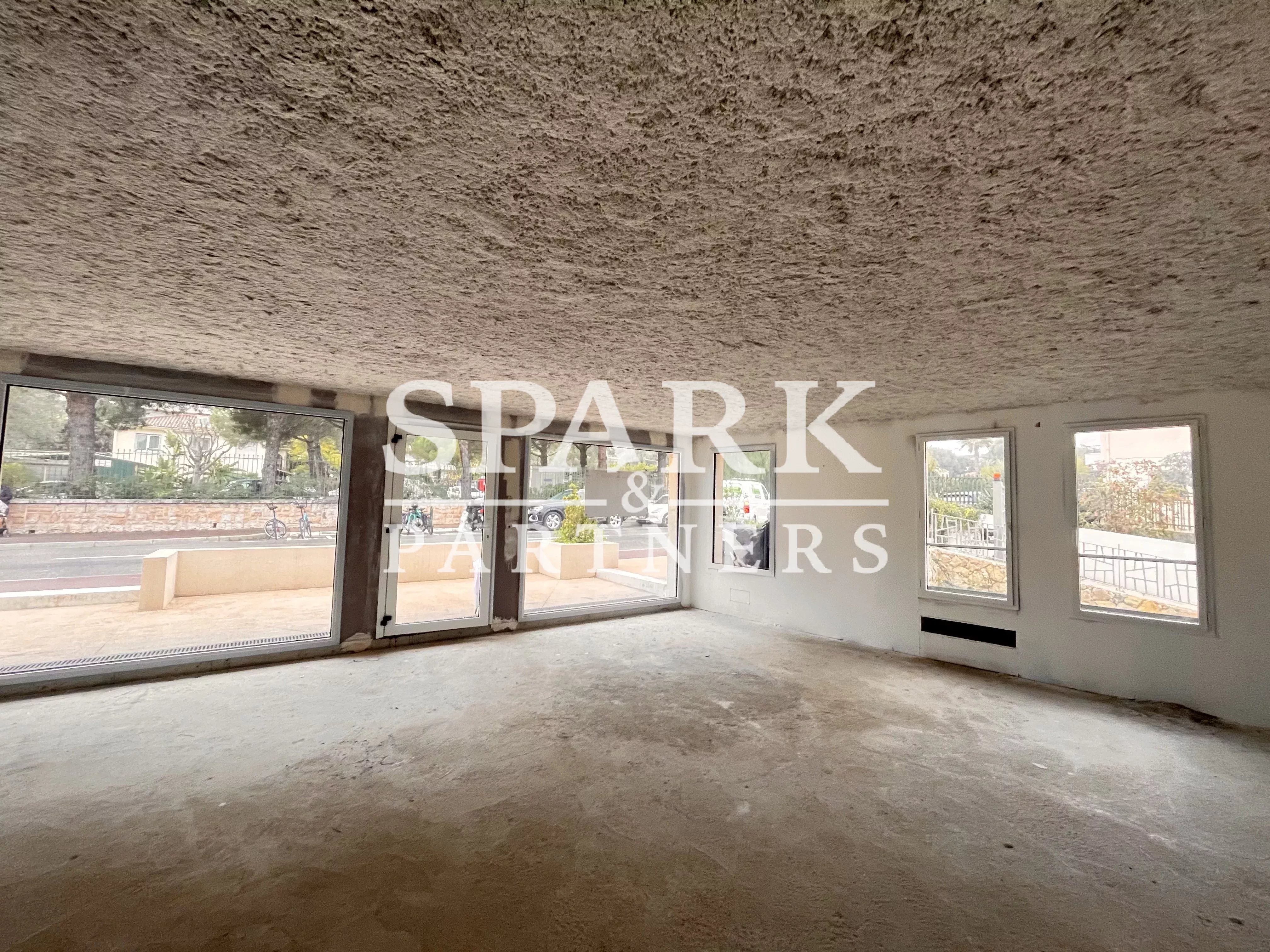 Roquebrune Cap Martin - Local commercial neuf avec vitrines