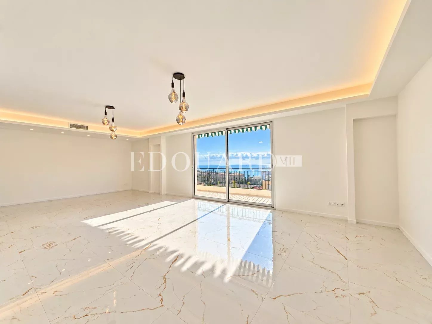 Somptueux quatre pièces à vendre avec belle vue sur la ville et la mer, en plein centre de Roquebrune Cap Martin
