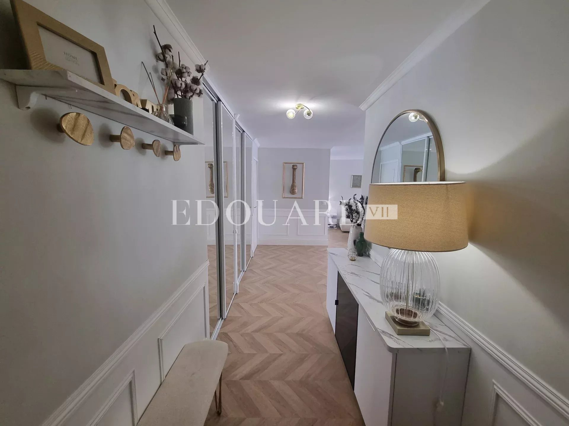 En exclusivité splendide quatre pièces traversant, entièrement rénové avec terrasse et possibilité garage