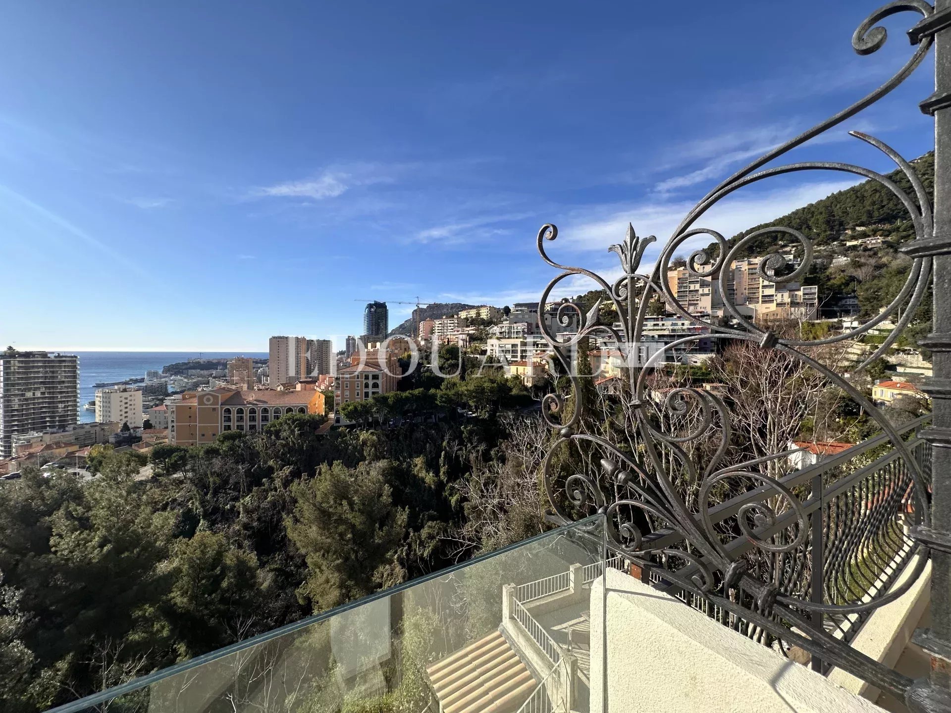 Superbe quatre pièces soigneusement rénové avec vastes terrasses, jardin, vue mer panoramique et parking