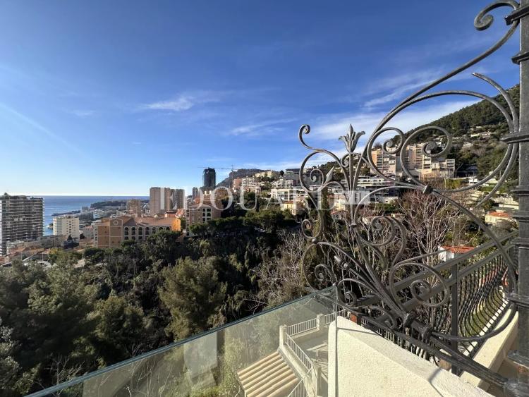 Superbe quatre pièces soigneusement rénové avec vastes terrasses, jardin, vue mer panoramique et parking