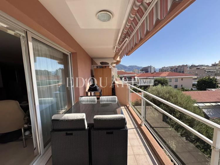 Dans immeuble de standing avec piscine, en exclusivité trois pièces avec vaste terrasse et garage