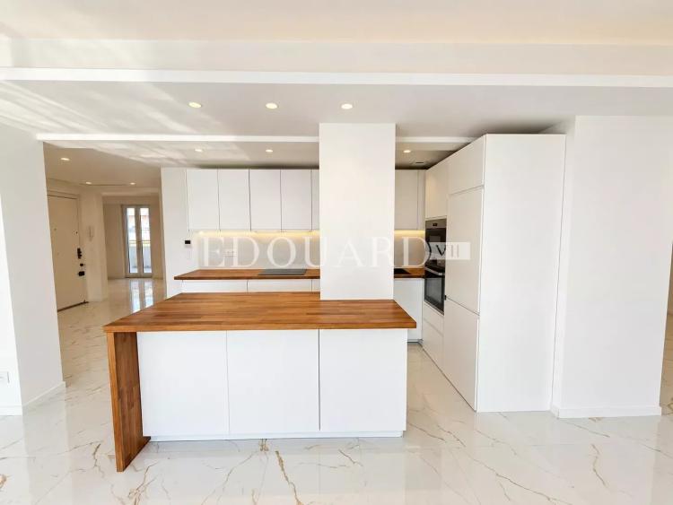 Somptueux quatre pièces à vendre avec belle vue sur la ville et la mer, en plein centre de Roquebrune Cap Martin