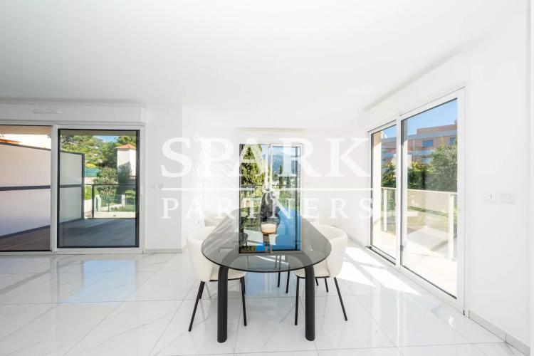 Roqbrune Cap Martin - Moderne appartement de 3 pièces avec jardin